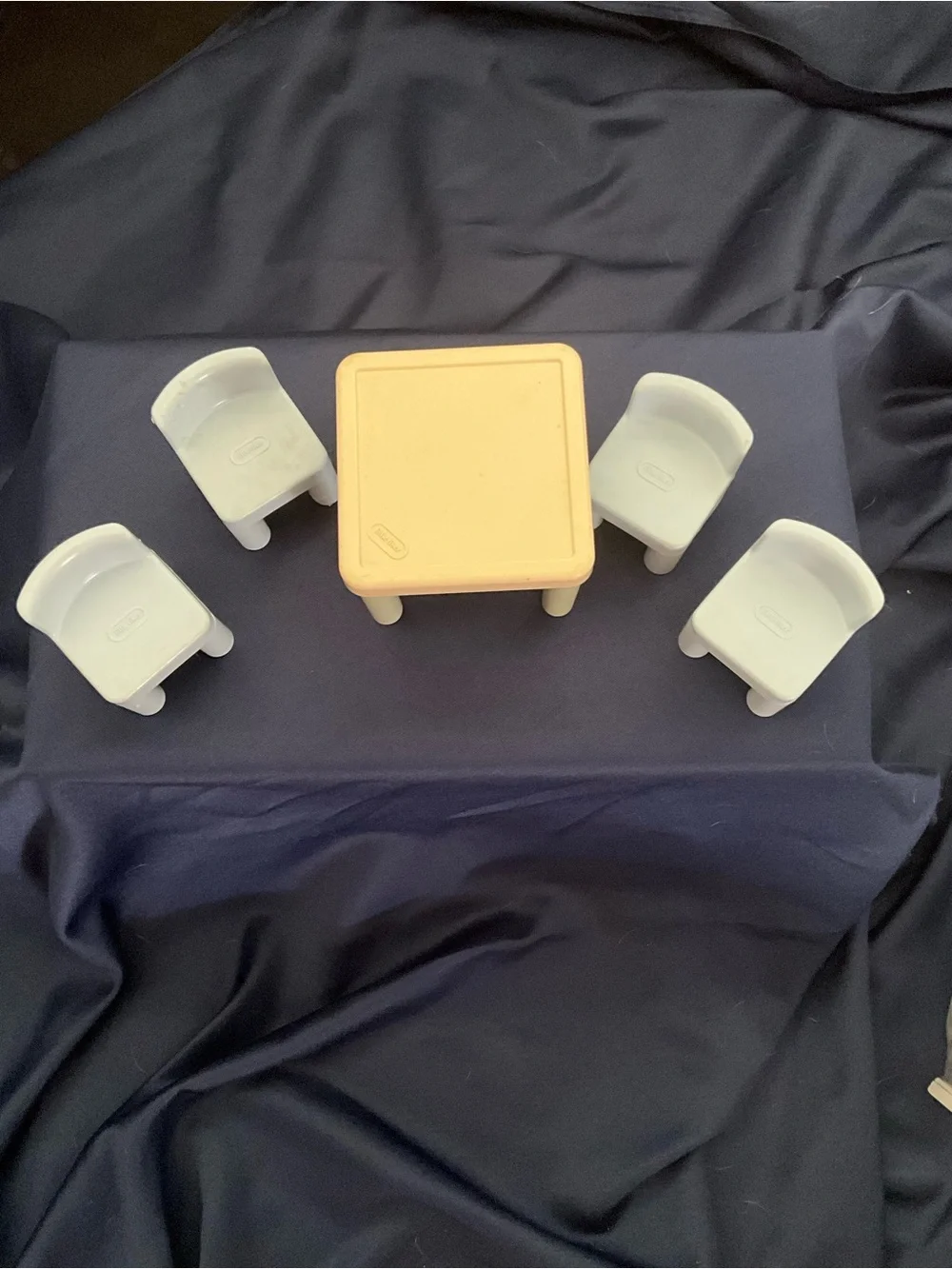Little Tikes dollhouse table and 4 chairs.